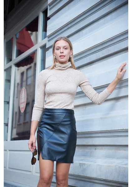 Kadın Hafif Likralı Deri Yüksek Bel Yırtmaçlı Diz Üstü Kalem Etek-Siyah modelleri