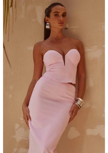 Ellery Bustier: Derin V Yaka Şık Tasarım, Ince Ped, ve Kıvrımlı Kenarlarla Göz Alıcı