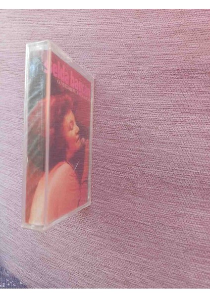 Selda Bağcan'ın "güvercinleri De Vururlar" Albümünün Pastel Pembe Kapaklı Kaseti, Sifir Jelatinde Acilmamis