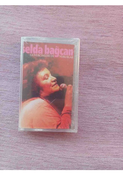 Selda Bağcan'ın "güvercinleri De Vururlar" Albümünün Pastel Pembe Kapaklı Kaseti, Sifir Jelatinde Acilmamis fiyatları