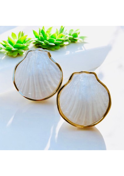 Taşlı Altın Renk Çivi Kilitli Tasarım Midye Küpe