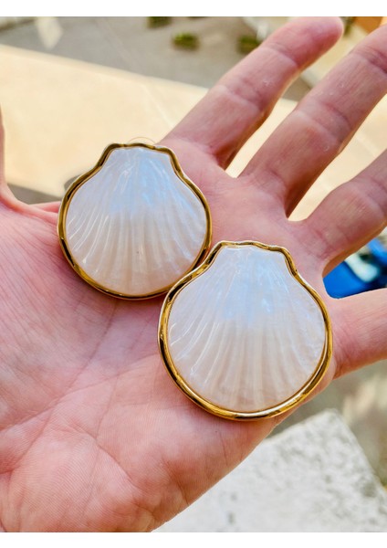 Taşlı Altın Renk Çivi Kilitli Tasarım Midye Küpe modelleri