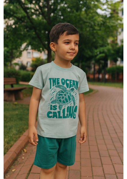 Erkek Çocuk Yazlık Şortlu Takım | The Ocean Is Calling Baskılı Tişört + Yeşil/mavi Şort | Günlük Kombin, Tatil, Park Giyim