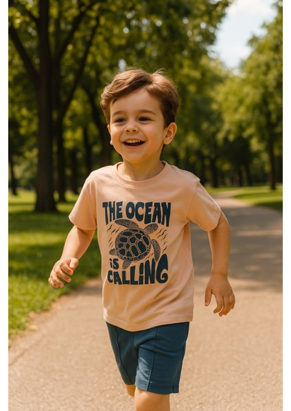 Erkek Çocuk Yazlık Şortlu Takım | The Ocean Is Calling Baskılı Tişört + Yeşil/mavi Şort | Günlük Kombin, Tatil, Park Giyim