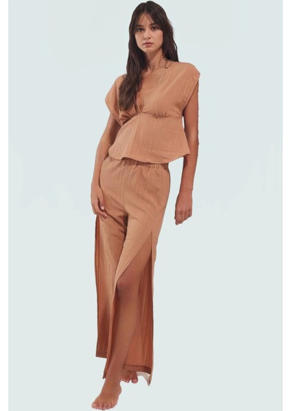 Yazlık Kolsuz Bluz ve Yırtmaçlı Pantolon Takım Dokuma Kumaş Yüksek Kalite Modern Stil fiyatları