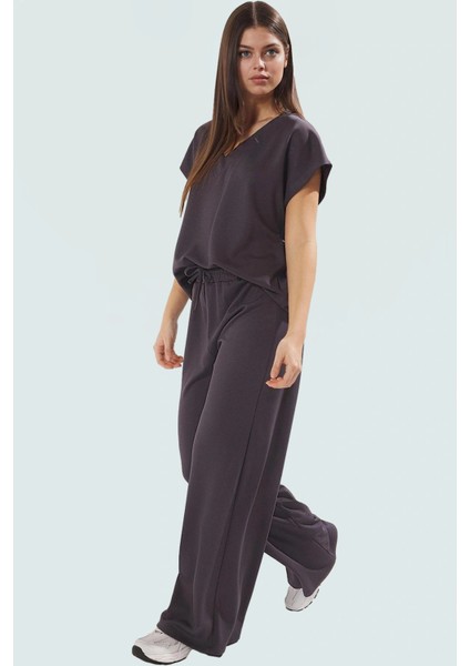 Rahat Kesim Alt Üst Takım Yumuşak Örme Kumaş V Yaka ve Geniş Paça Profesyonel Görünüm