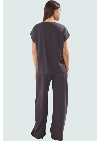 Rahat Kesim Alt Üst Takım Yumuşak Örme Kumaş V Yaka ve Geniş Paça Profesyonel Görünüm fiyatları