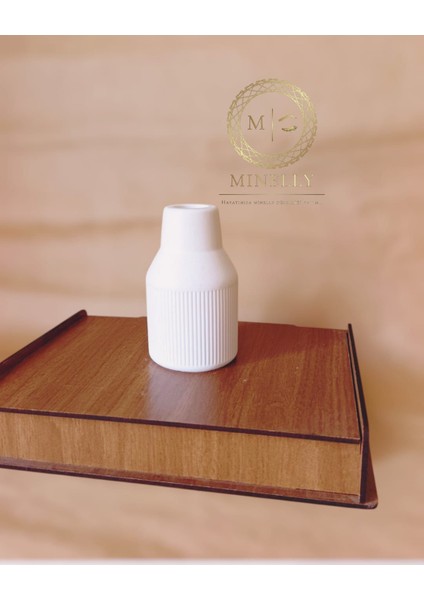 Dingin Çizglerle Minimal Vazo indirimleri
