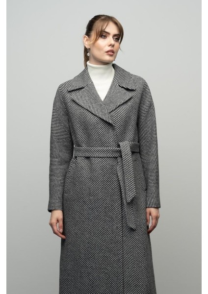 Oversize Çıt Çıt Kapamalı Balık Sırtı Desen Ara Boy Kaban Siyah 3035 modelleri