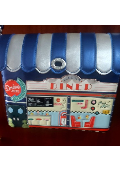 London Diner Tasarımlı Vegan Deri El ve Omuz Çantası – Retro Drive-Thru Temalı, Kabartmalı indirimleri