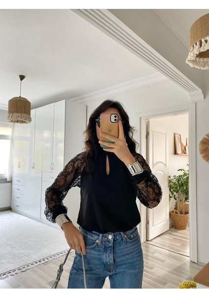 Yeni Sezon Balıkçı Yaka Kolu Tüllü Dantel Detaylı Balon Kol Göğüs Dekolteli Cut Out Detaylı Bluz fırsatları
