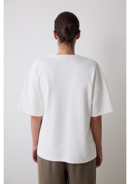 Beyaz Nakış Detaylı Oversize Pamuk Tişört