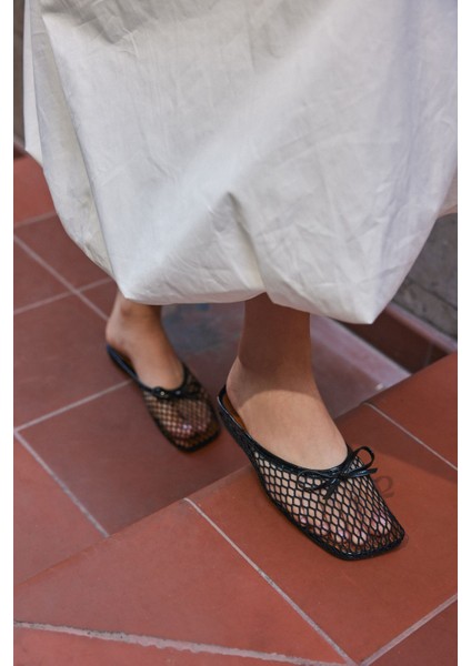 Siyah Fiyonk Detaylı File Kadın Terlik