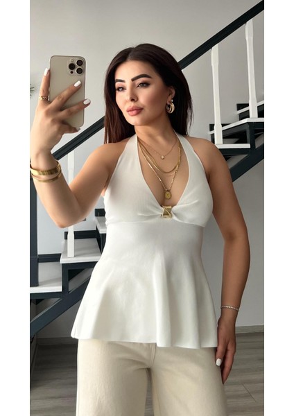 Beyaz Halter Yaka Gold Toka Detaylı Triko Bluz