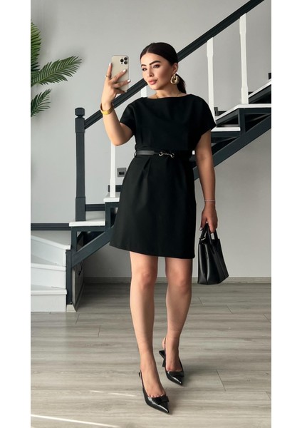 Siyah Kayık Yaka Kep Kollu Kendinden Kemerli Elbise