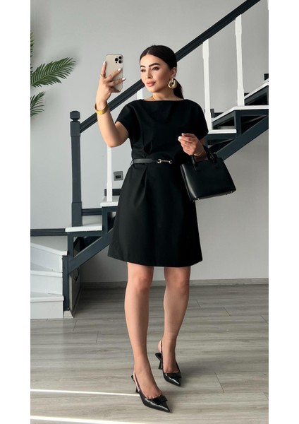 Siyah Kayık Yaka Kep Kollu Kendinden Kemerli Elbise modelleri