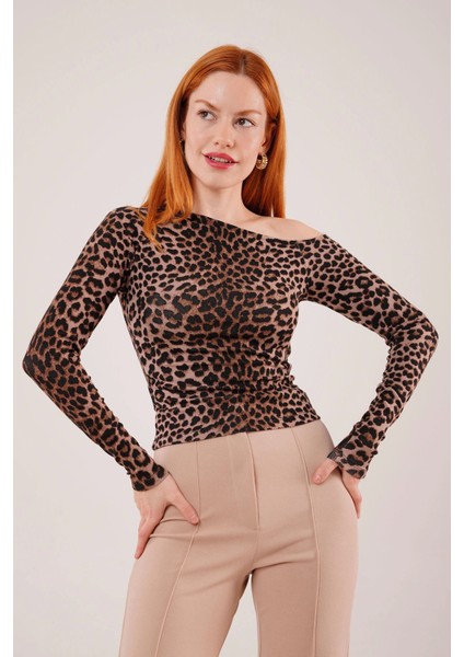 Düşük Omuz Detaylı Leopar Desen Bluz
