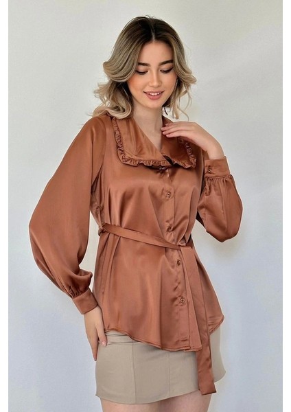 Kahverengi Yakası Fırfırlı Kuşaklı Saten Gömlek