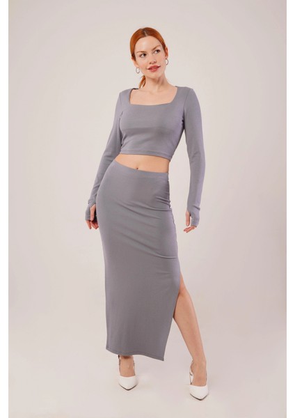 Kare Yaka Bluz ve Yırtmaç Detaylı Etek Ikili Gri Takım fiyatları