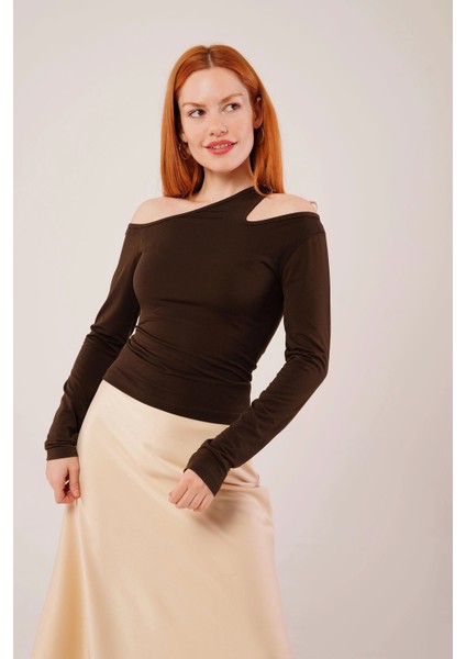 Omuz Dekolte Detaylı Kahverengi Bluz