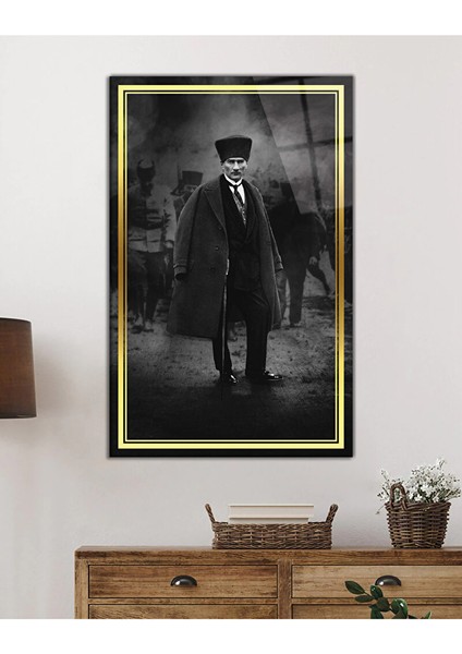 Gold Şerit Siyah Beyaz Pardesülü Atatürk Cam Tablo, Uv Baskılı ve Temperli, Hediyelik 95X150 cm