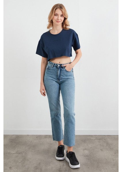 Kabartma Yazı Baskılı Crop Tişört modelleri