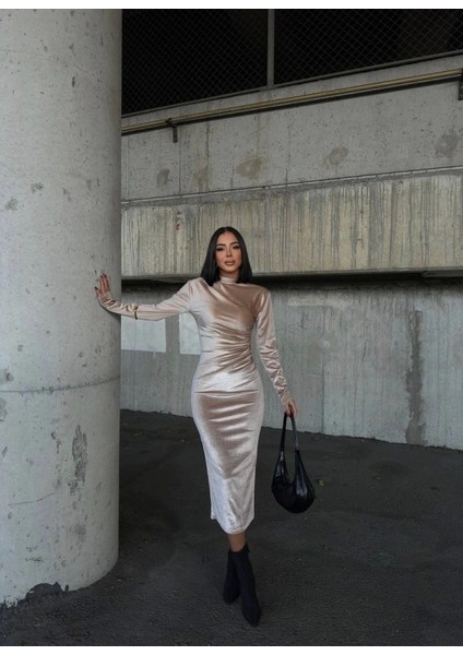 Kadın Uzun Kollu Yarım Balıkçı Yaka Büzgü Detay Kadife Kumaş Elbise