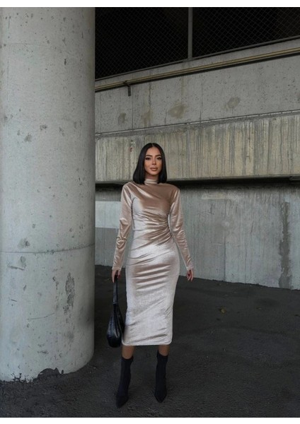 Kadın Uzun Kollu Yarım Balıkçı Yaka Büzgü Detay Kadife Kumaş Elbise fırsatları