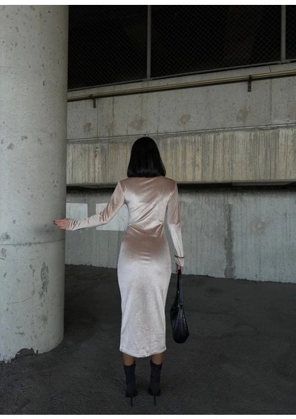 Kadın Uzun Kollu Yarım Balıkçı Yaka Büzgü Detay Kadife Kumaş Elbise indirimleri