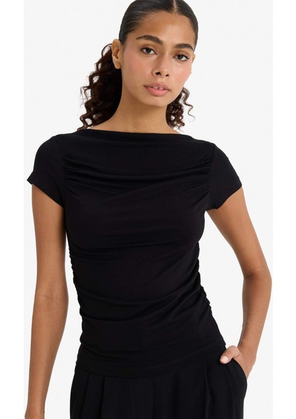 Slim Fit Dar Kesim Kayık Yaka Omzu Açık Siyah Kısa Kollu Tişört