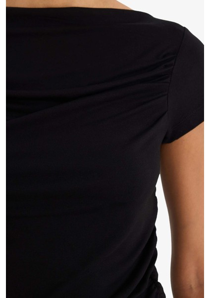 Slim Fit Dar Kesim Kayık Yaka Omzu Açık Siyah Kısa Kollu Tişört indirimleri