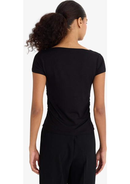 Slim Fit Dar Kesim Kayık Yaka Omzu Açık Siyah Kısa Kollu Tişört