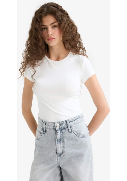 Slim Fit Dar Kesim Bisiklet Yaka Basic Düz Beyaz Kısa Kollu Tişört F7768AX25AU fırsatları