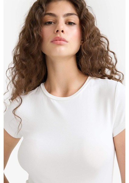 Slim Fit Dar Kesim Bisiklet Yaka Basic Düz Beyaz Kısa Kollu Tişört F7768AX25AU indirimleri