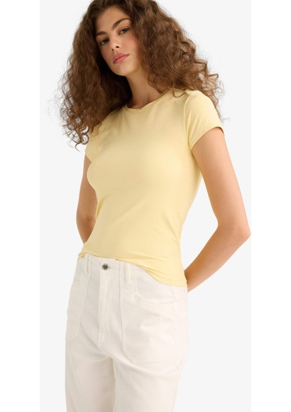 Slim Fit Dar Kesim Bisiklet Yaka Basic Düz Kısa Kollu Tişört F7768AX25AU fırsatları