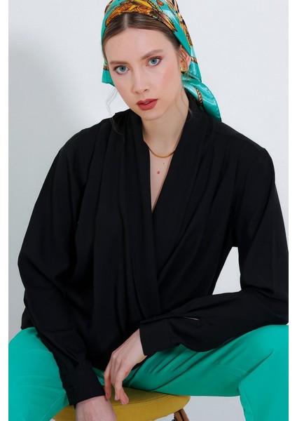 Siyah Kruvaze Yaka Dökümlü Saten Bluz 0492 fırsatları