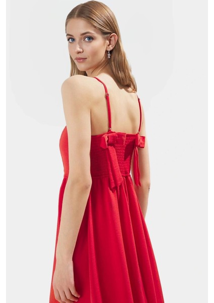 Şık A Line Midi Elbise Nefes Alan Polyester Dokuma Kare Yaka Kolsuz Uzun Ömürlü Özel Tasarım