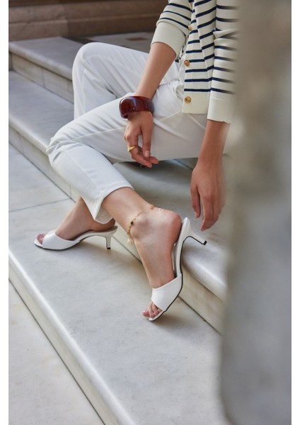 Beyaz Cilt Tek Bant Topuklu Kadın Terlik