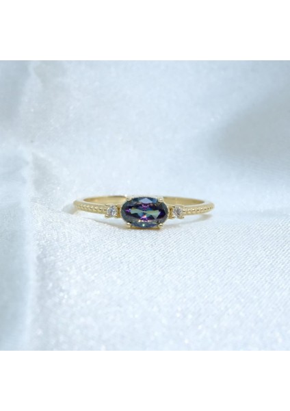 Gümüş Yüzük - Mistik Topaz Oval Kesim Yan Zirkon Taşlı Modern 925 Ayar Gümüş Kadın Tektaş Yüzük