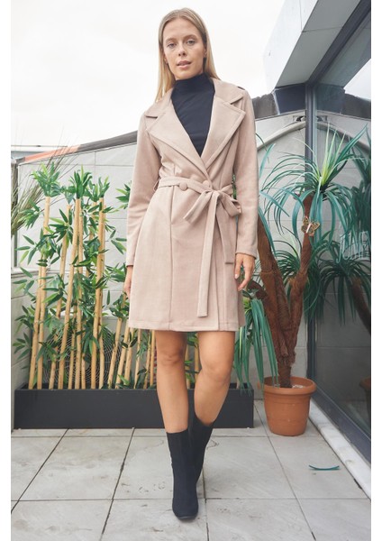 Kadın Hafif Likralı Süet Kumaş Anvelop Kruvaze Cepli Uzun Kol Diz Boy Trençkot-Vizon