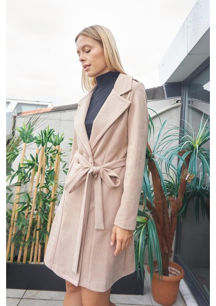 Kadın Hafif Likralı Süet Kumaş Anvelop Kruvaze Cepli Uzun Kol Diz Boy Trençkot-Vizon