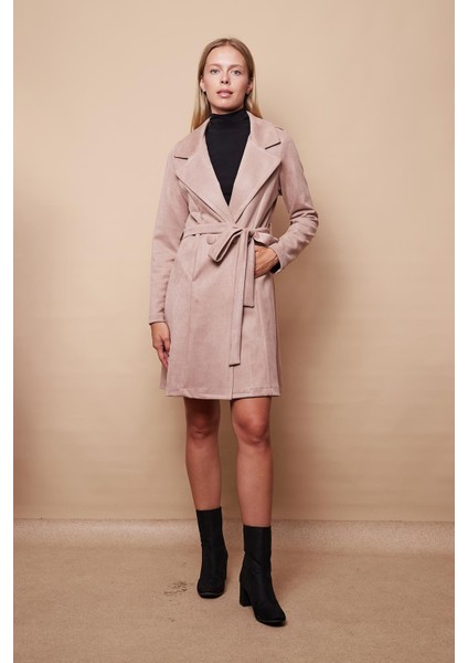 Kadın Hafif Likralı Süet Kumaş Anvelop Kruvaze Cepli Uzun Kol Diz Boy Trençkot-Vizon modelleri