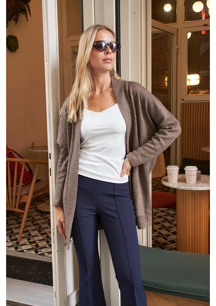 Kadın Düşük Omuzlu Uzun Kol Rahat Kesim Uzun Triko Hırka-Vizon