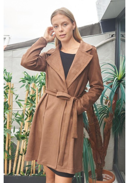Kadın Hafif Likralı Süet Kumaş Anvelop Kruvaze Cepli Uzun Kol Diz Boy Trençkot-Kahve