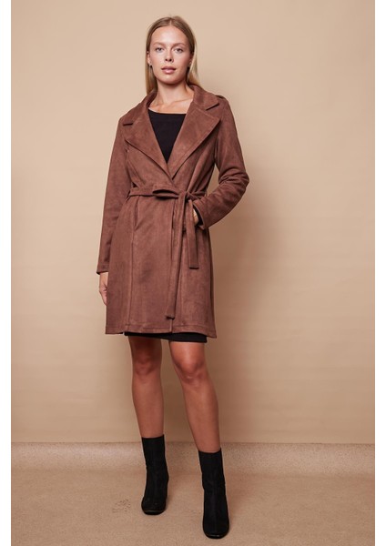 Kadın Hafif Likralı Süet Kumaş Anvelop Kruvaze Cepli Uzun Kol Diz Boy Trençkot-Kahve fiyatları