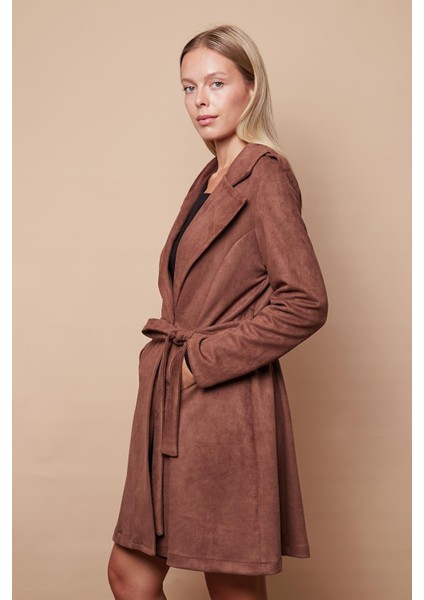 Kadın Hafif Likralı Süet Kumaş Anvelop Kruvaze Cepli Uzun Kol Diz Boy Trençkot-Kahve fırsatları