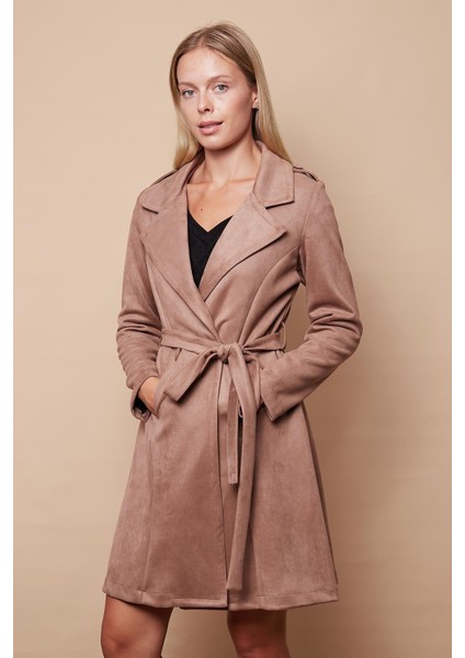 Kadın Hafif Likralı Süet Kumaş Anvelop Kruvaze Cepli Uzun Kol Diz Boy Trençkot-Bej modelleri