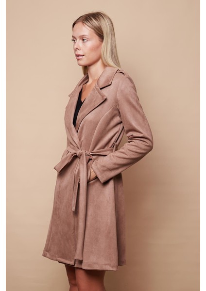 Kadın Hafif Likralı Süet Kumaş Anvelop Kruvaze Cepli Uzun Kol Diz Boy Trençkot-Bej fırsatları