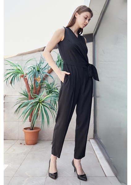 %100 Iyocell Akıcı Şık Kumaş Anvelop Kruvaze Bağcıklı Cepli Önü Pileli Dar Paça Tulum -Siyah