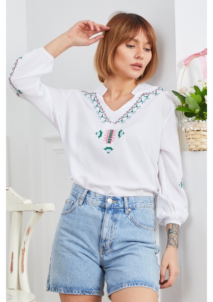 Etnik Nakışlı V Yaka Bluz